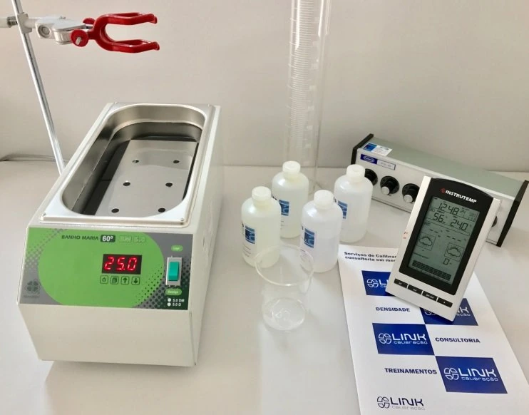 Banho térmico, soluções padrão e medidor de referência no laboratório da Link