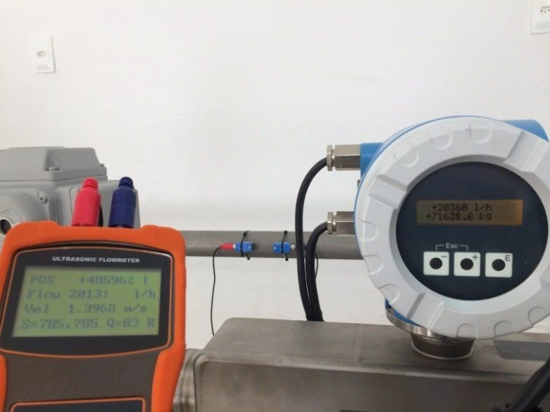 Medidor ultrassônico clamp-on instalado na tubulação ao lado do transmissor de vazão